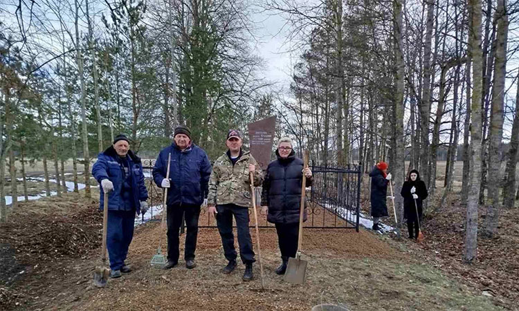 Работники ГП “Миноблтопливо” и ИВЦ Миноблисполкома трудятся на уборке территории возле памятника погибшим жителям деревни Крушник